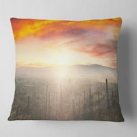Designart Saguaro Cactus na šarenom zalasku sunca - pejzažni štampani jastuk za bacanje - 16x16